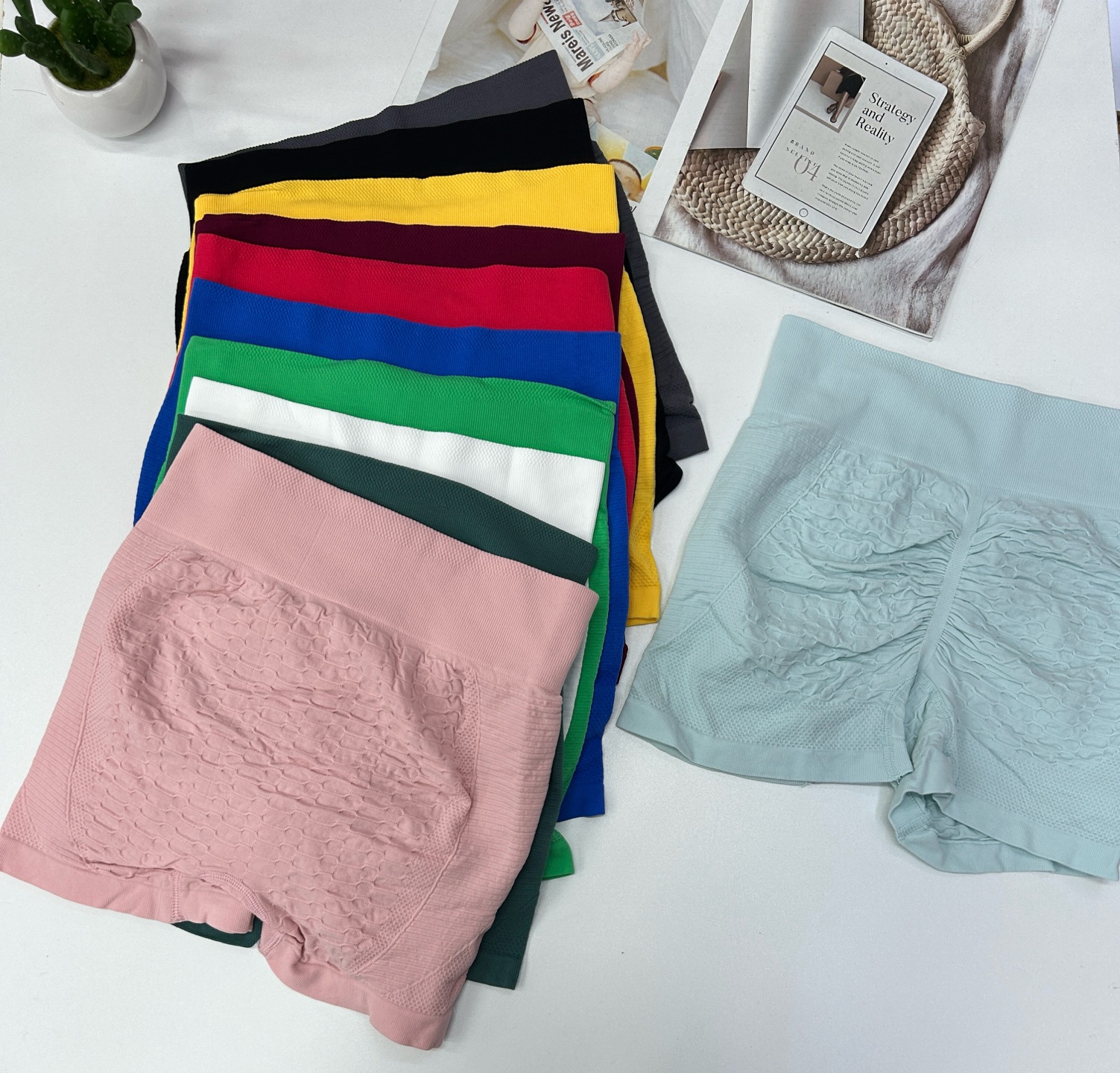 内裤/女生内裤/内裤款式/性感丁字裤/内裤女模特白底实物图