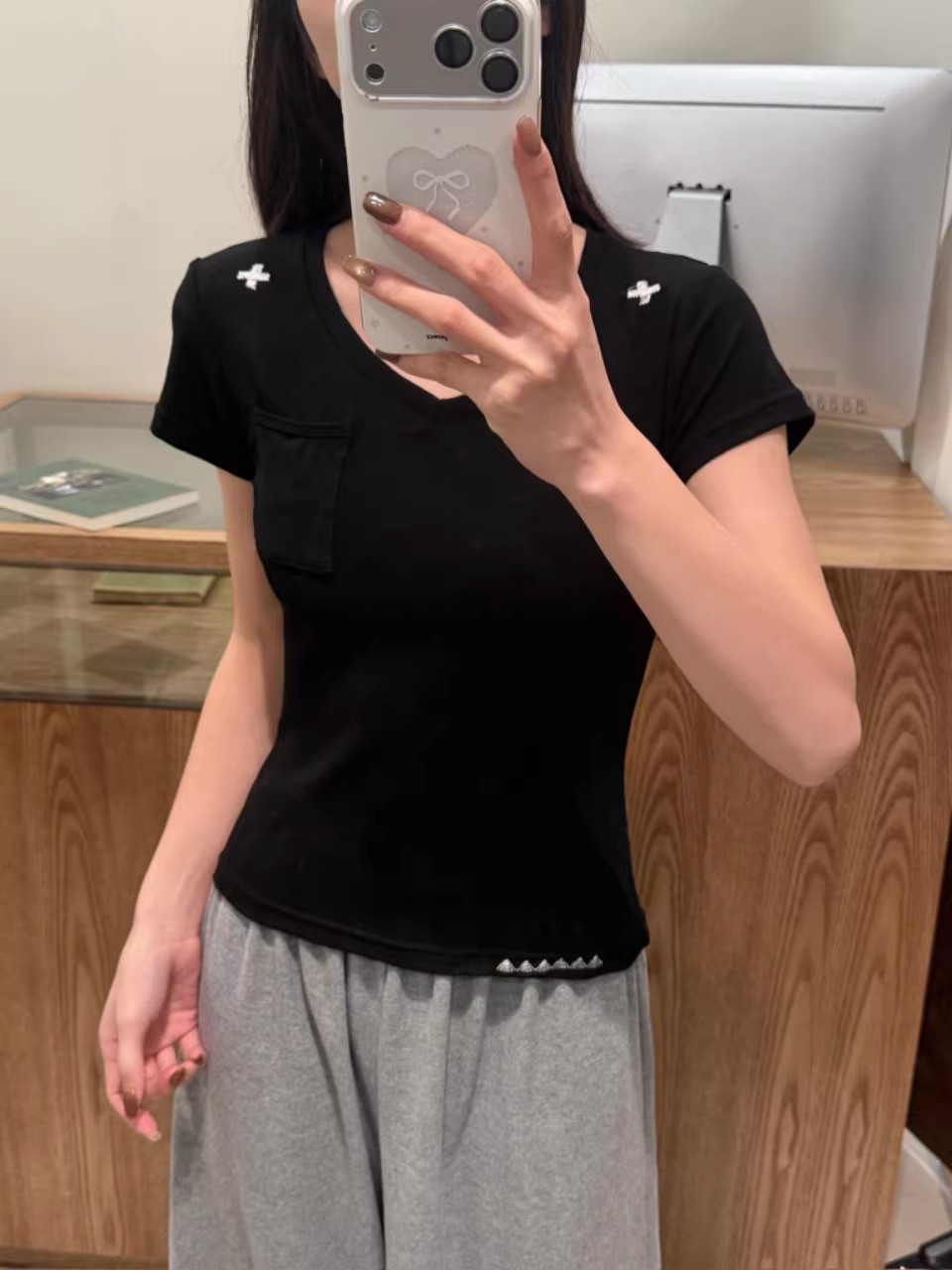 This simple embroidered V-neck short-sleeved T-shirt is suitable for women to wear as an inner or outer layer in summer. It is a versatile and casual design with a pocket pic 18