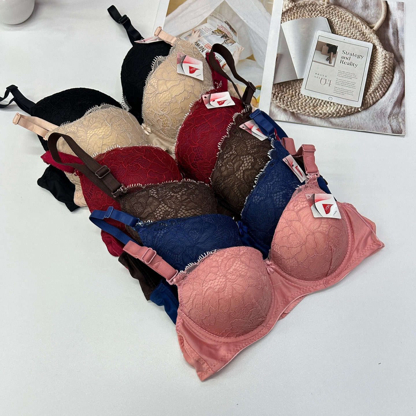183# for export, there are steel-belted bras for women, large-sized comfortable gathering bras, comfortable sexy and romantic bras, solid-color lace cup-shaped sports bras, QNI Item Picture