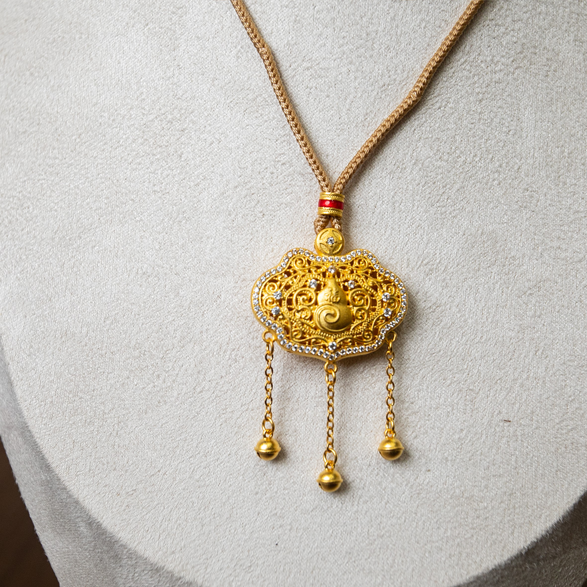 Gold hand-carved inlaid chain pendant, Thangka gold wrapped silver head jewelry, silver accessory jewelry Specification image