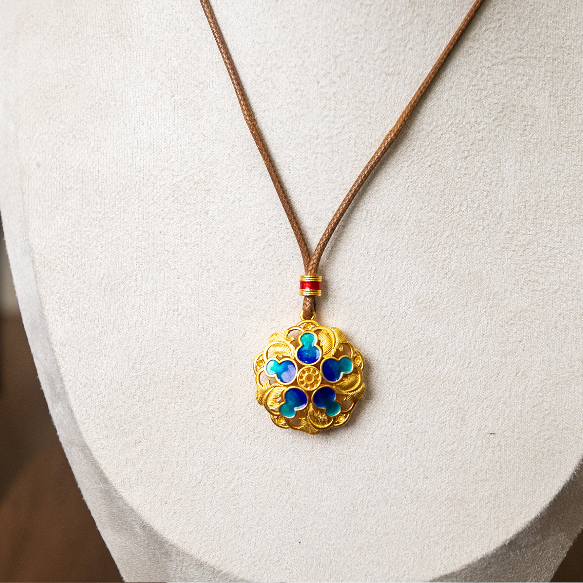Gold-encrusted with silver, inlaid pendant, enamel silver jewelry, Thangka head accessory, retro necklace pendant Specification image