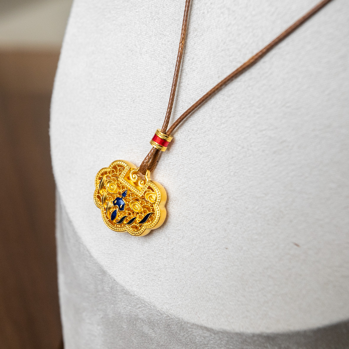 This hand-carved, hollowed-out enamel gold and silver inlaid chain is a fashionable and versatile women's jewelry Item Picture