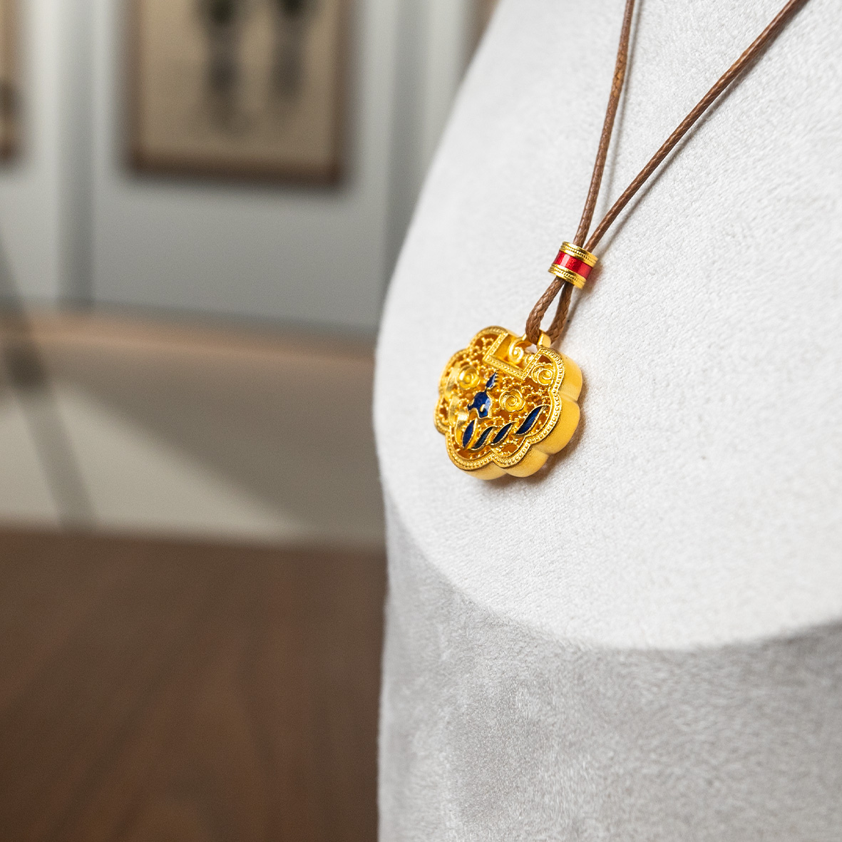 This hand-carved, hollowed-out enamel gold and silver inlaid chain is a fashionable and versatile women's jewelry Application Scenario