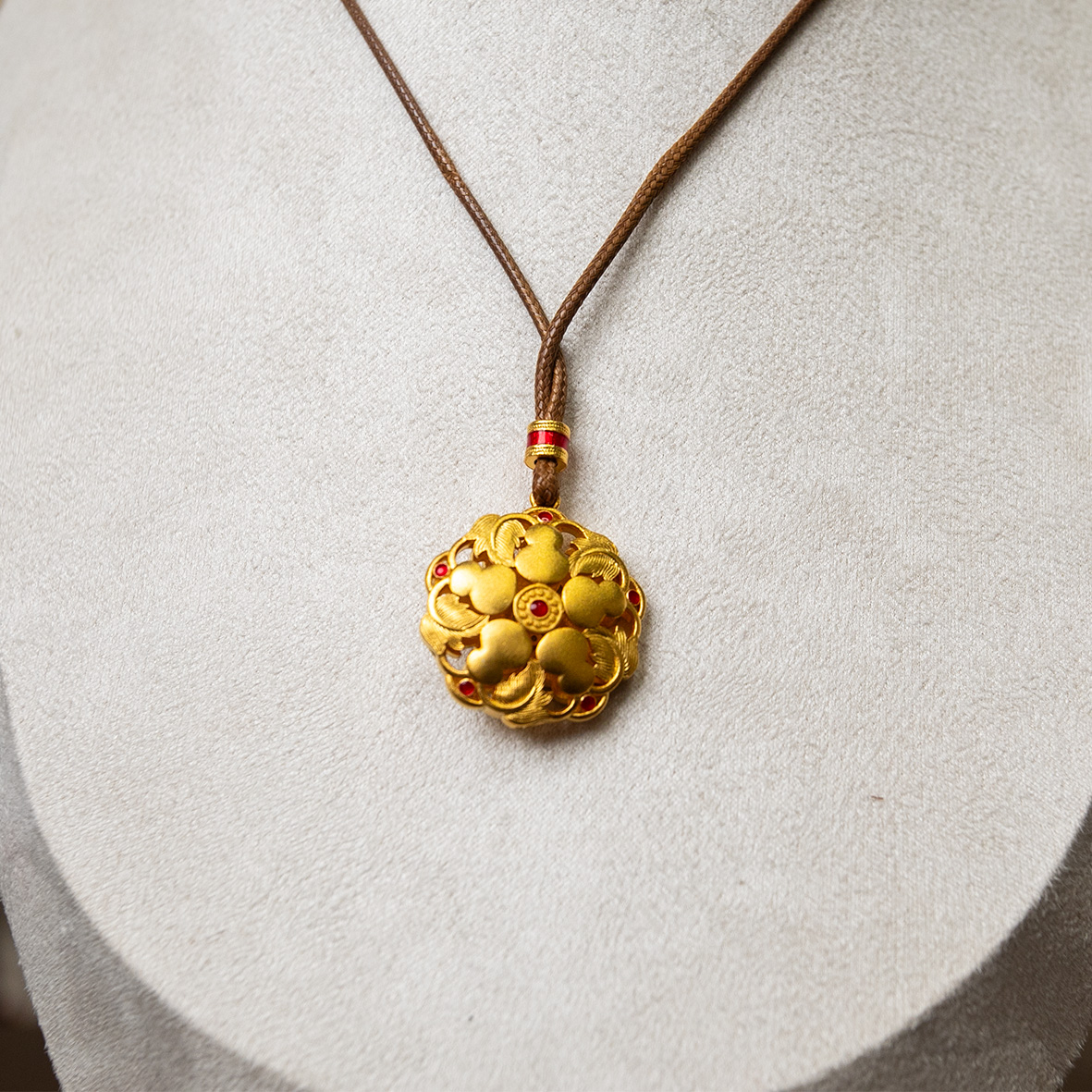 Gold-encrusted with silver, inlaid pendant, enamel silver jewelry, Thangka head accessory, retro necklace pendant Application Scenario