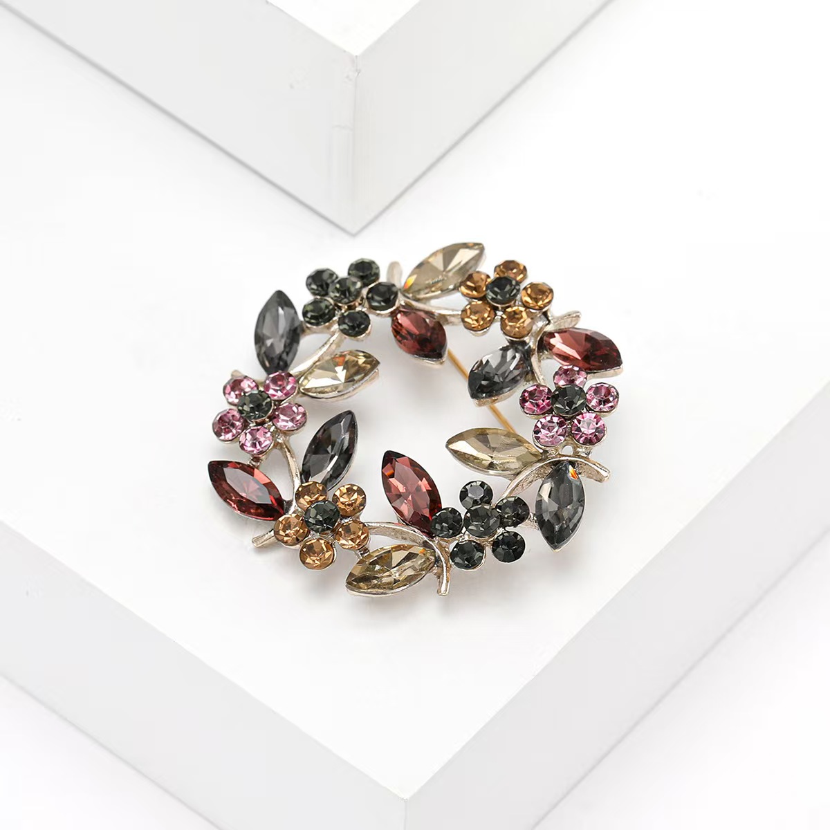 Cross-border olive branch wreath crystal brooch, European and Korean version wholesale crystal diamond-encrusted olive branch brooch ring clothing accessories Specification image