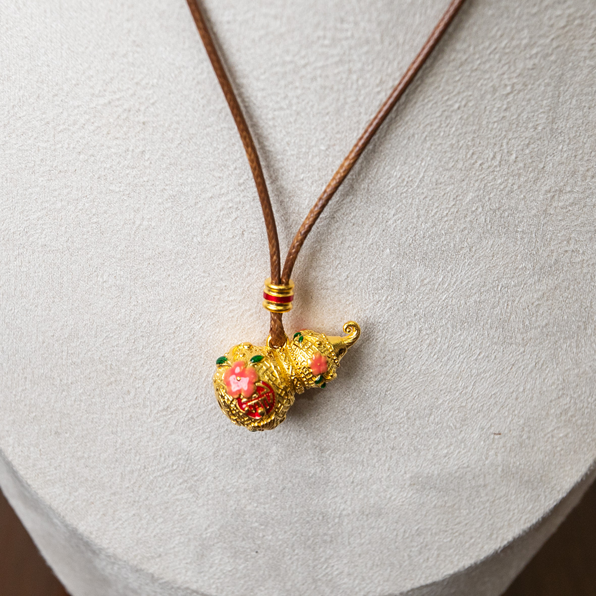 Golden gourd pendant necklace, 999 gold wrapped in silver, hand-carved enamel color lanyard, fashionable and simple, versatile accessory details Picture