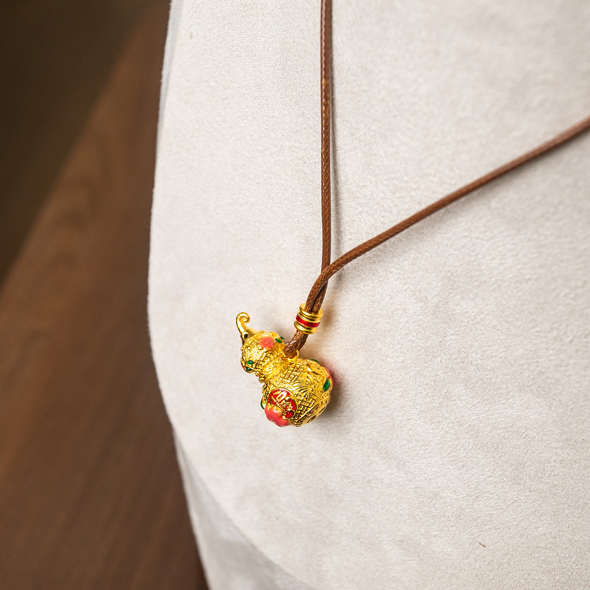 Golden gourd pendant necklace, 999 gold wrapped in silver, hand-carved enamel color lanyard, fashionable and simple, versatile accessory Specification image