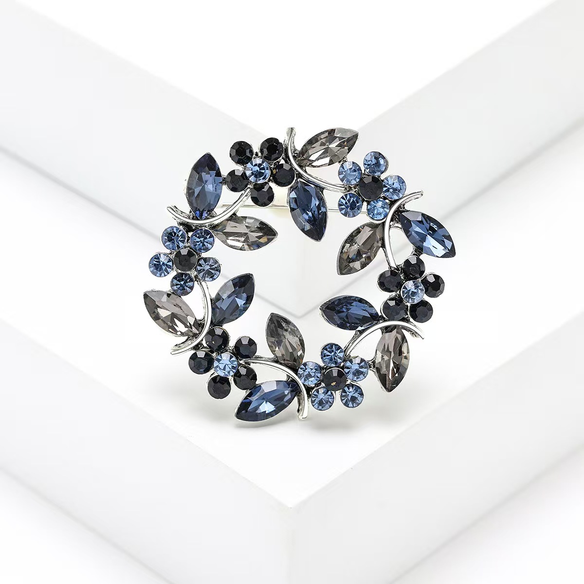 Cross-border olive branch wreath crystal brooch, European and Korean version wholesale crystal diamond-encrusted olive branch brooch ring clothing accessories Item Picture