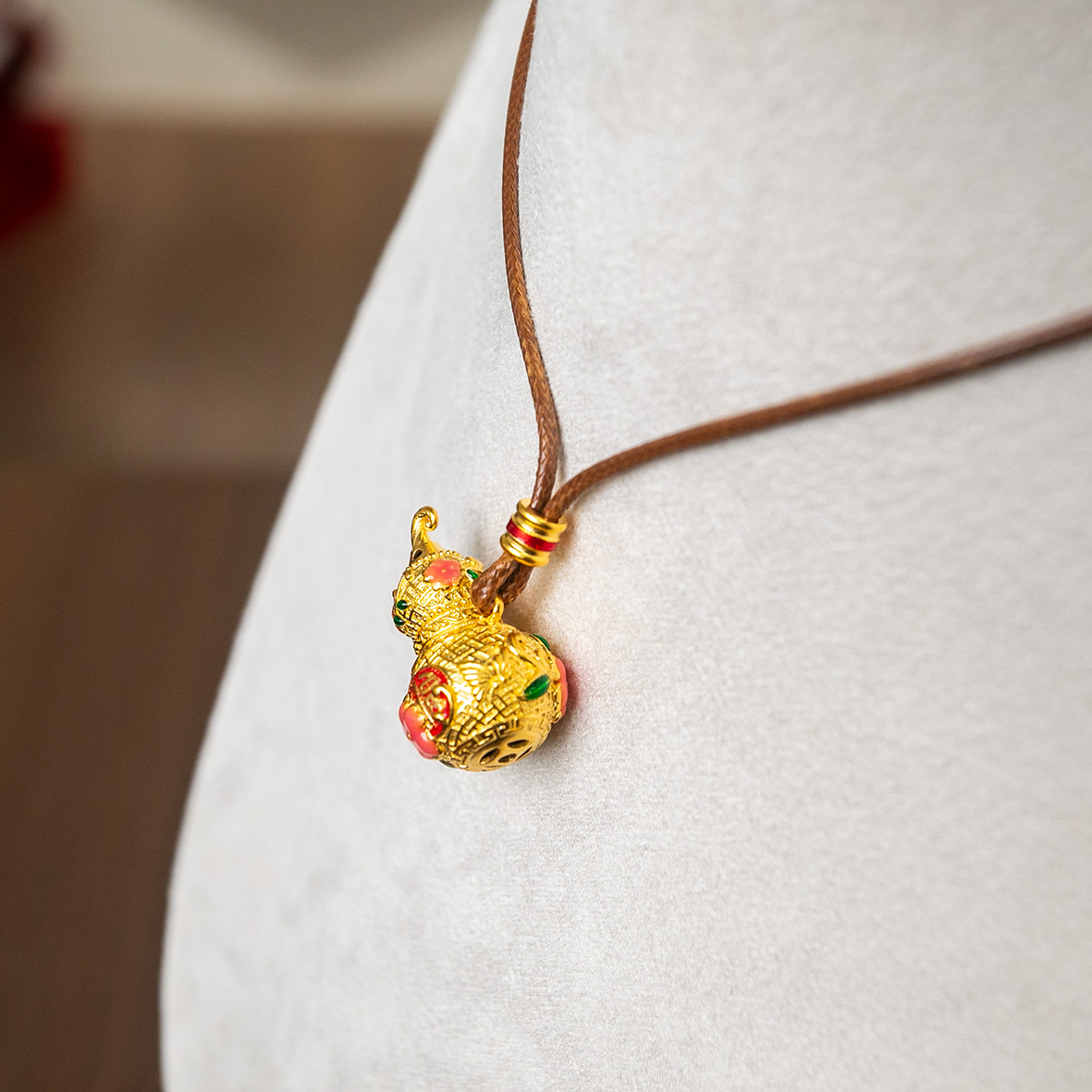 Golden gourd pendant necklace, 999 gold wrapped in silver, hand-carved enamel color lanyard, fashionable and simple, versatile accessory Application Scenario
