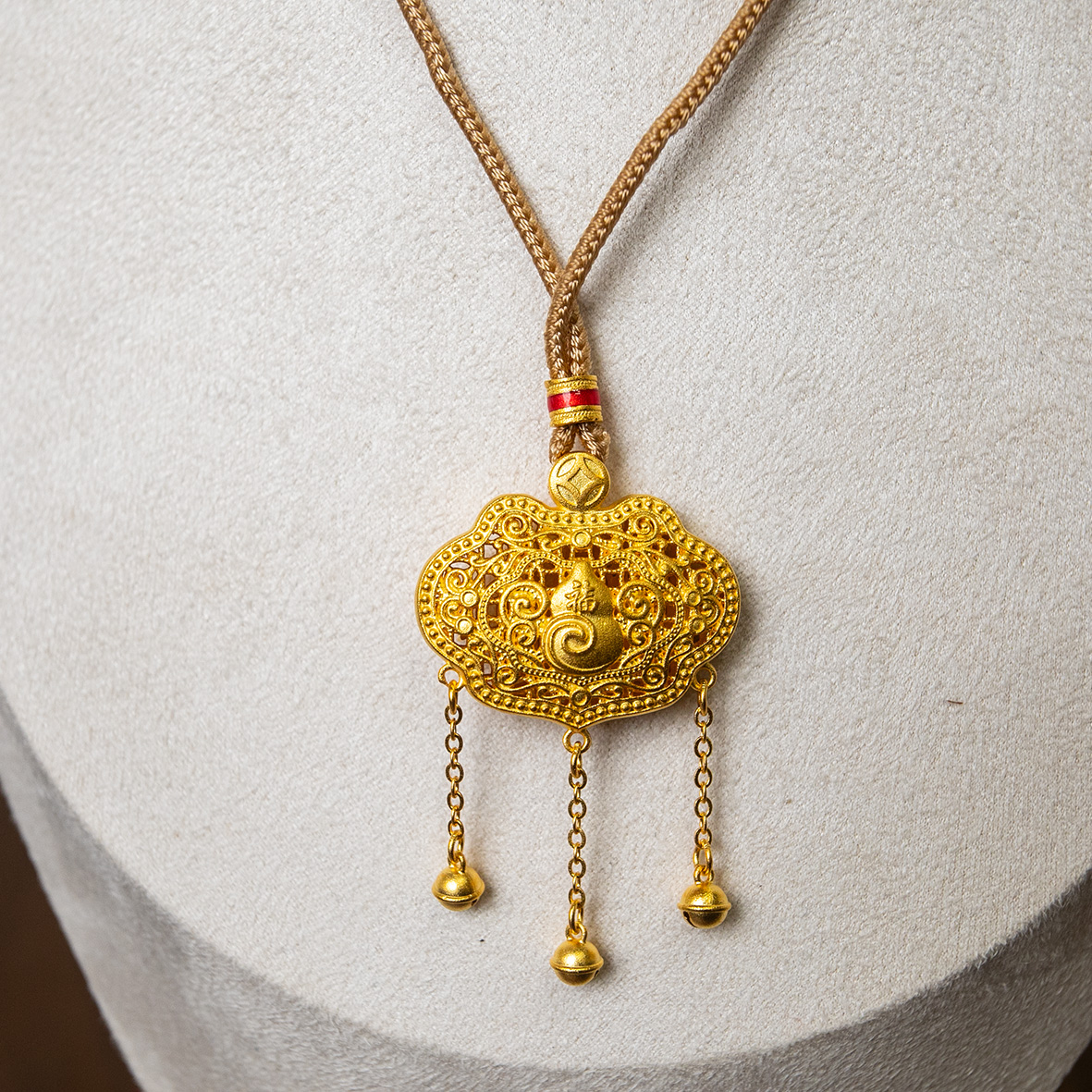 Gold hand-carved inlaid chain pendant, Thangka gold wrapped silver head jewelry, silver accessory jewelry Application Scenario