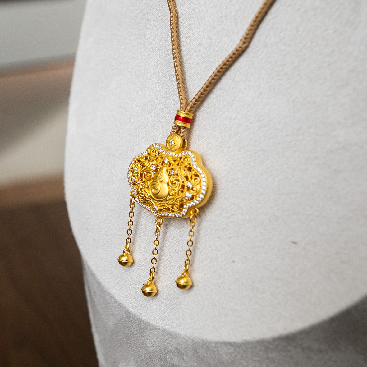 Gold hand-carved inlaid chain pendant, Thangka gold wrapped silver head jewelry, silver accessory jewelry Item Picture