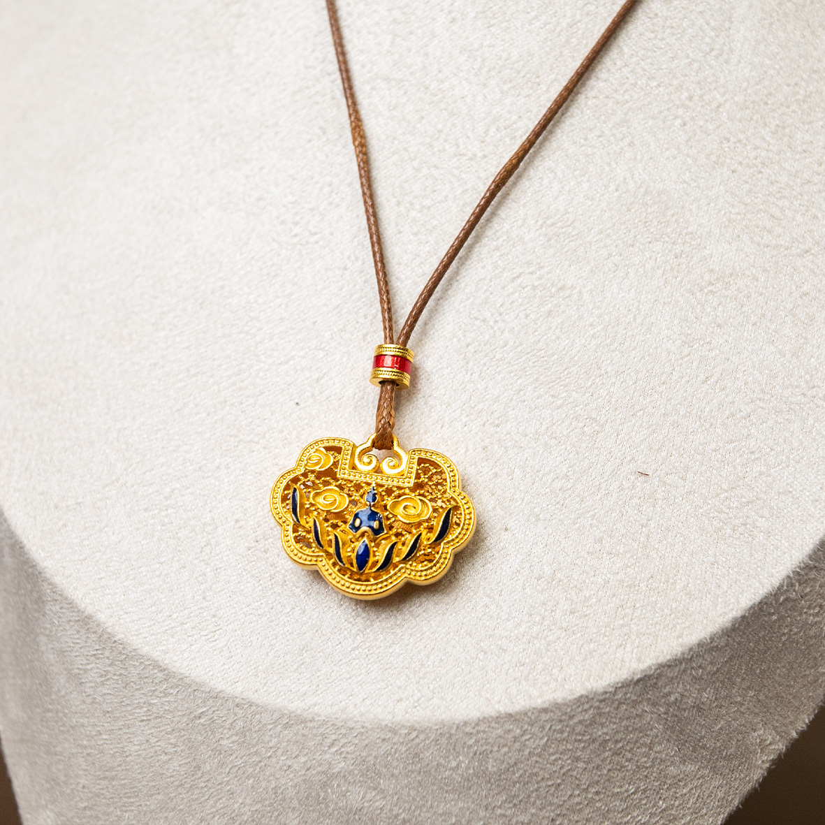 This hand-carved, hollowed-out enamel gold and silver inlaid chain is a fashionable and versatile women's jewelry details Picture