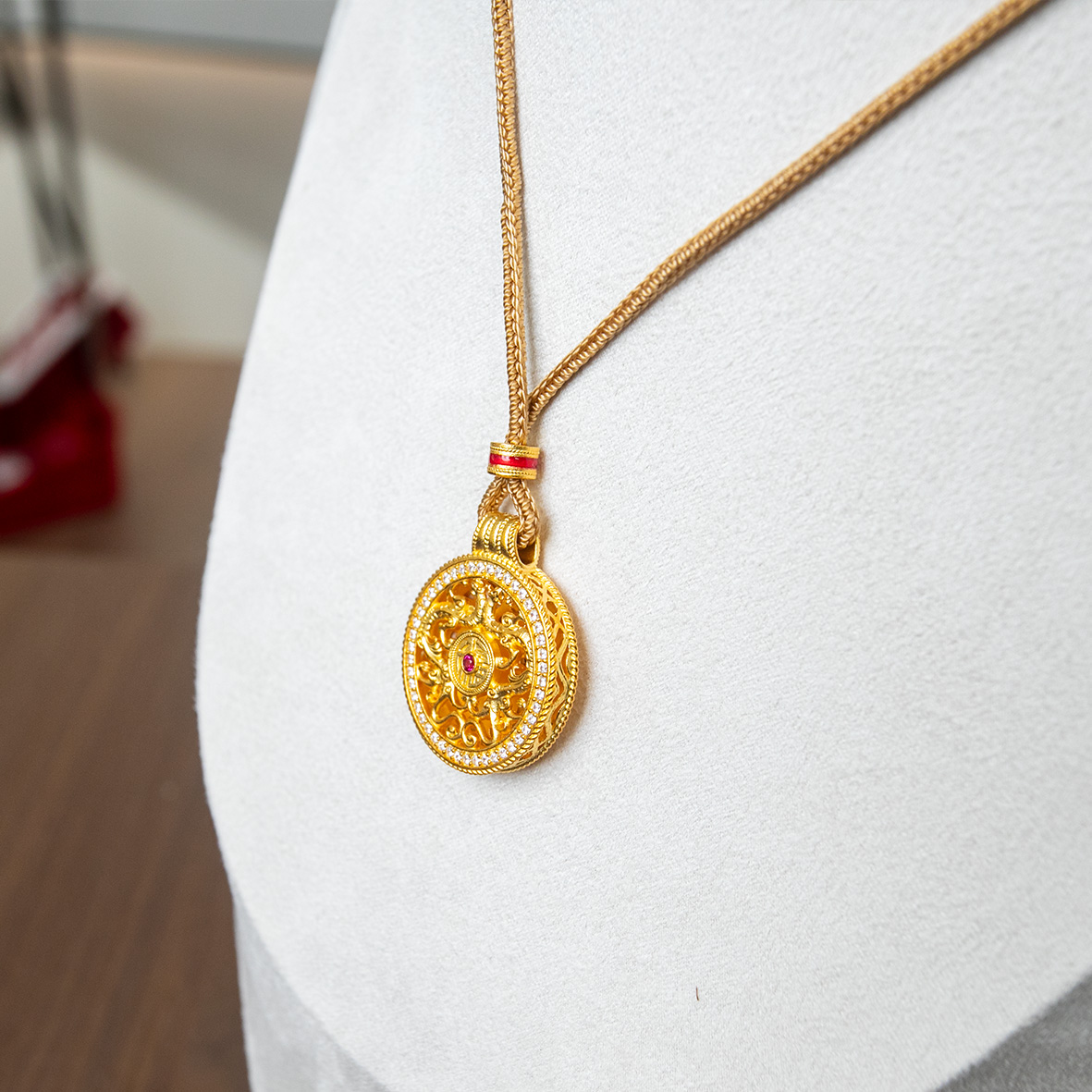 Gold gold-encrusted silver moissanite inlaid pendant, hand-carved and hollowed-out dragon pattern Thangka jewelry, silver accessory for women Application Scenario