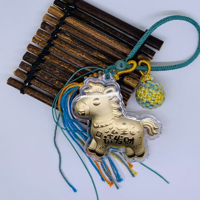 The Year of the Horse plastic foil gold style keychains, pendants and bags, with a minimum order of one. The color of the braided rope will be randomly dispatched