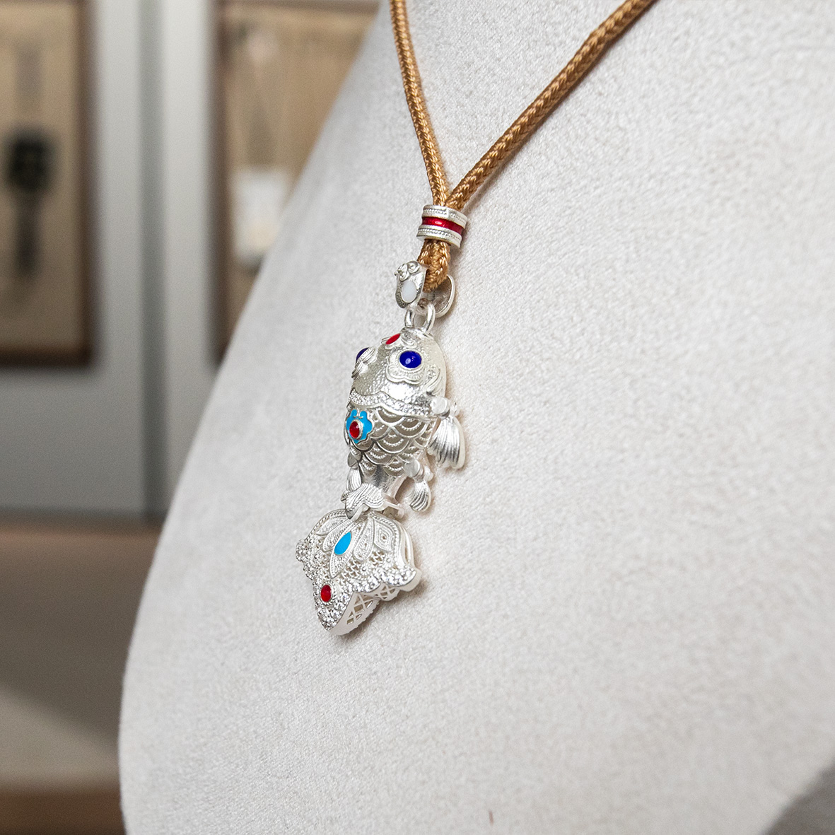 999 silver hand-engraved, hollowed-out three-dimensional carving, fish-shaped pendant jewelry, silver accessory, retro style Application Scenario