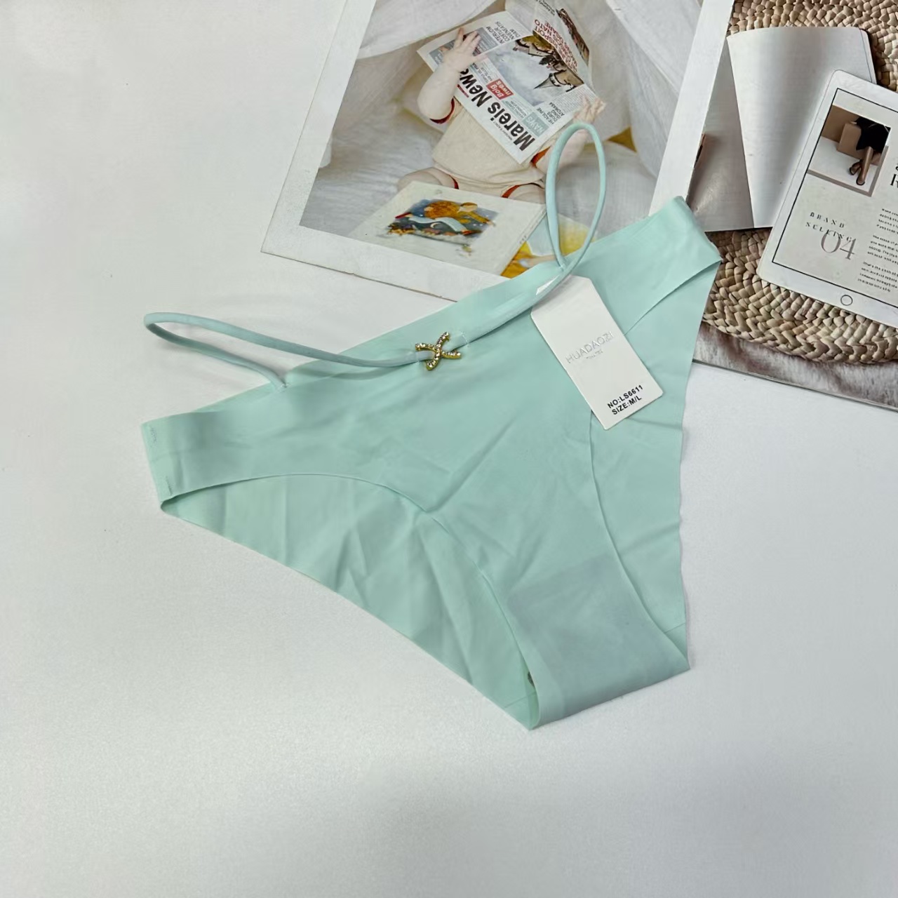 100# European and American women's breathable, comfortable, mid-low waist, sexy, seamless triangle pants, ice silk underwear QNI Application Scenario