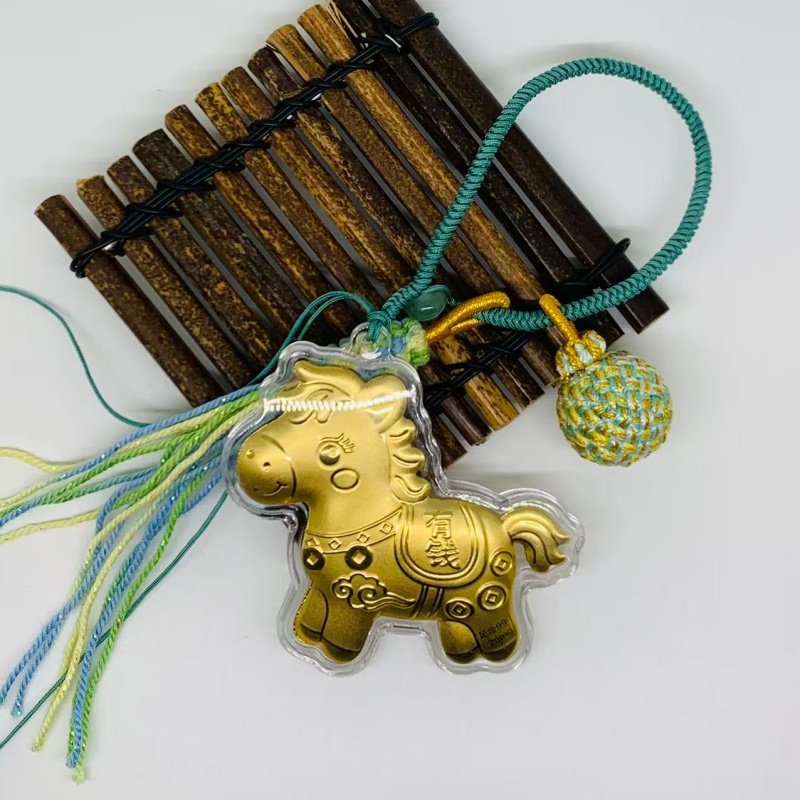 The Year of the Horse plastic foil gold style keychains, pendants and bags, with a minimum order of one. The color of the braided rope will be randomly dispatched Item Picture