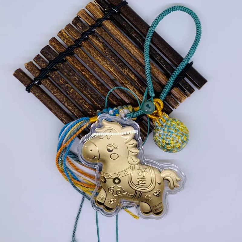 The Year of the Horse plastic foil gold style keychains, pendants and bags, with a minimum order of one. The color of the braided rope will be randomly dispatched Specification image