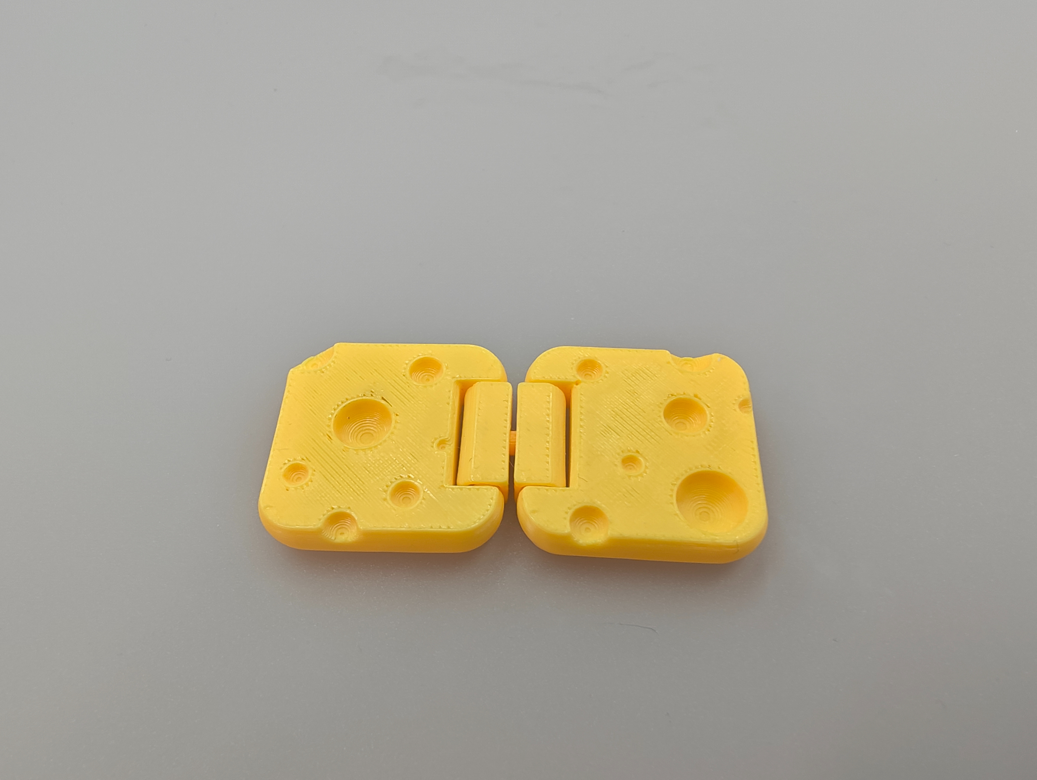 Yellow cheese-shaped plastic hinges, main body hinges, hinges, hardware hinges, toilet door hinges, straight arm handles, door handles