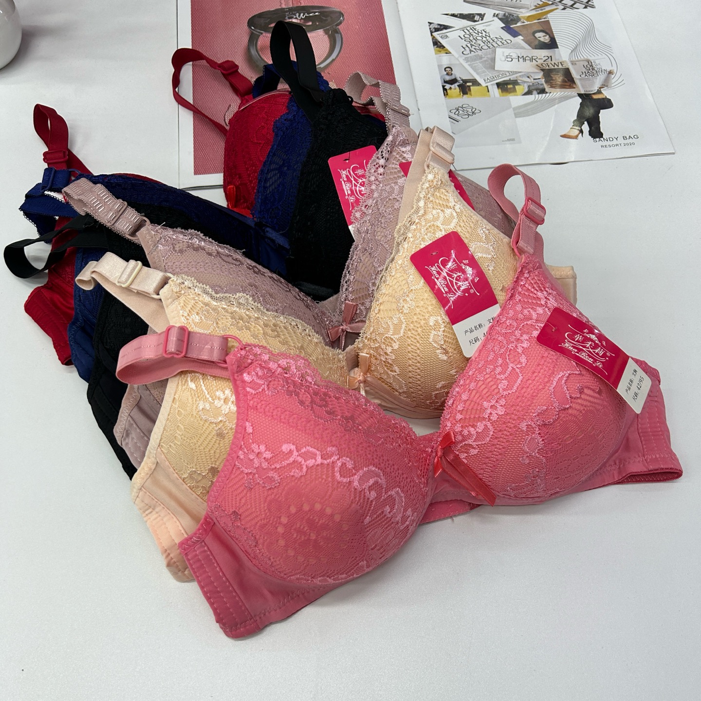 378# For export to the Middle East and Africa, women's bras are solid color lace cup-shaped, comfortable, sexy and romantic bras, lifting and gathering sports bras, women's bras, underwear, QNI Item Picture