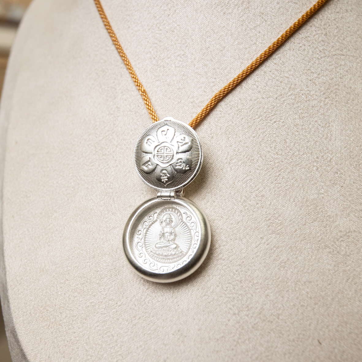 Electric white 999 pure silver enamel color flexible and openable chain set Application Scenario