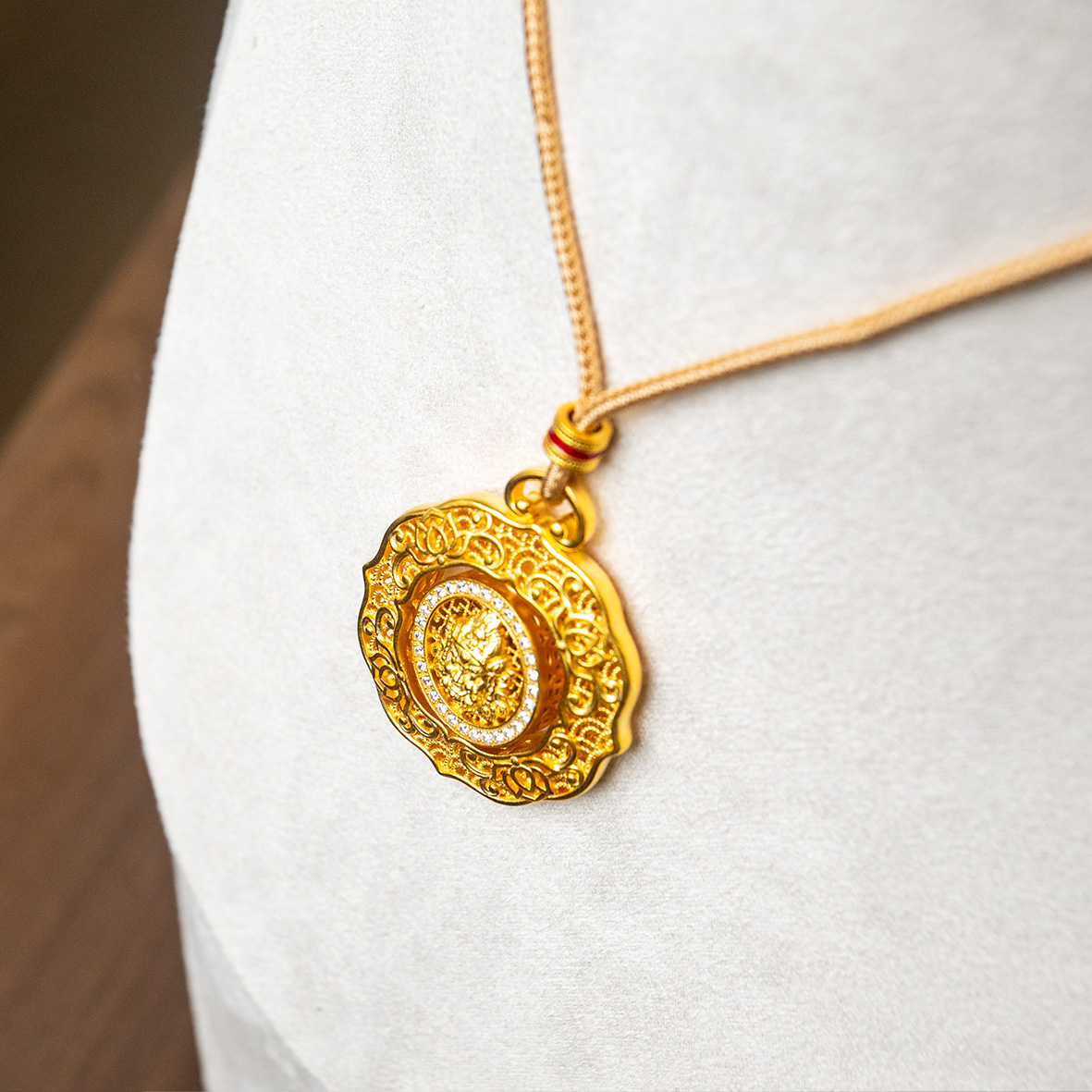 Gold, gold-encased silver, hand-carved ceiling, inlaid chain, flexible and rotatable Buddha statue jewelry for women, short style, simple and fashionable Application Scenario