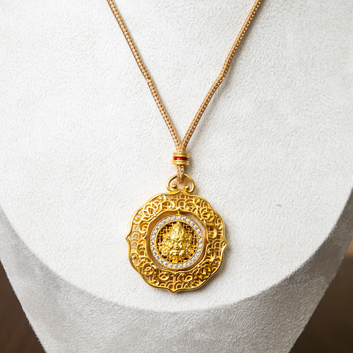Gold, gold-encased silver, hand-carved ceiling, inlaid chain, flexible and rotatable Buddha statue jewelry for women, short style, simple and fashionable details Picture