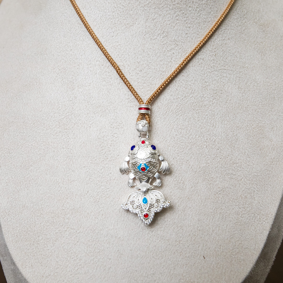 999 silver hand-engraved, hollowed-out three-dimensional carving, fish-shaped pendant jewelry, silver accessory, retro style Specification image