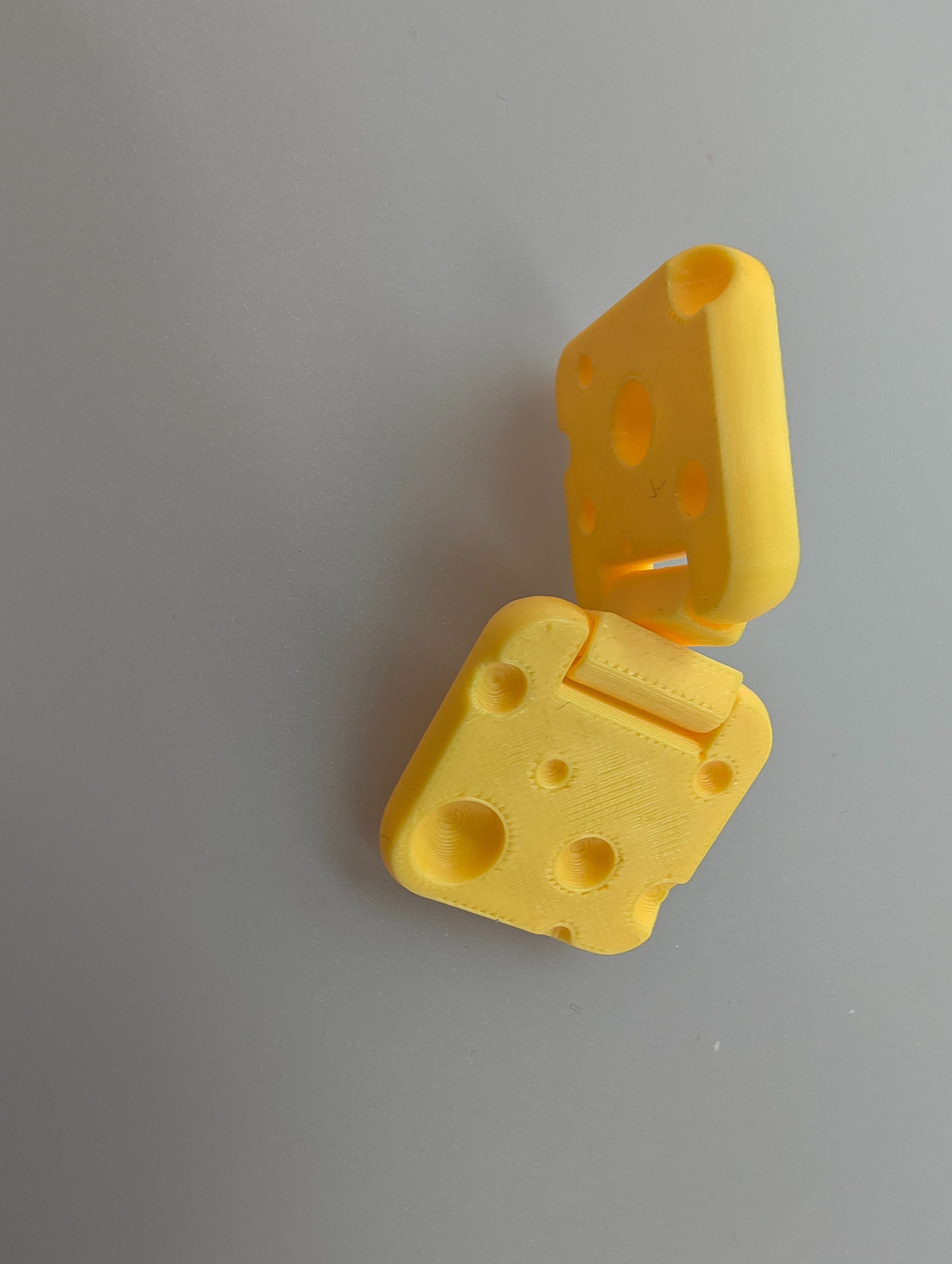 Yellow cheese-shaped plastic hinges, main body hinges, hinges, hardware hinges, toilet door hinges, straight arm handles, door handles Application Scenario