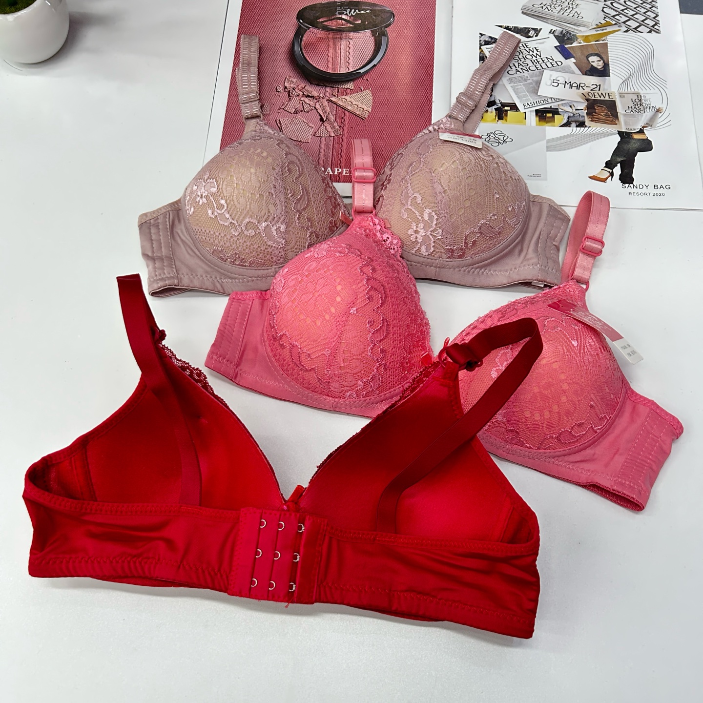 378# For export to the Middle East and Africa, women's bras are solid color lace cup-shaped, comfortable, sexy and romantic bras, lifting and gathering sports bras, women's bras, underwear, QNI Application Scenario