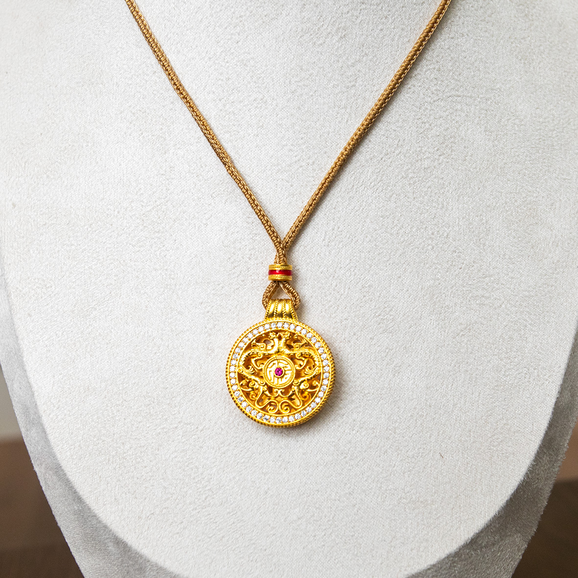 Gold gold-encrusted silver moissanite inlaid pendant, hand-carved and hollowed-out dragon pattern Thangka jewelry, silver accessory for women Specification image