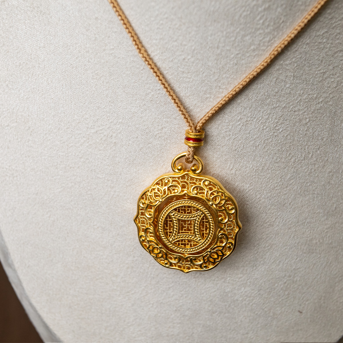 Gold, gold-encased silver, hand-carved ceiling, inlaid chain, flexible and rotatable Buddha statue jewelry for women, short style, simple and fashionable Specification image