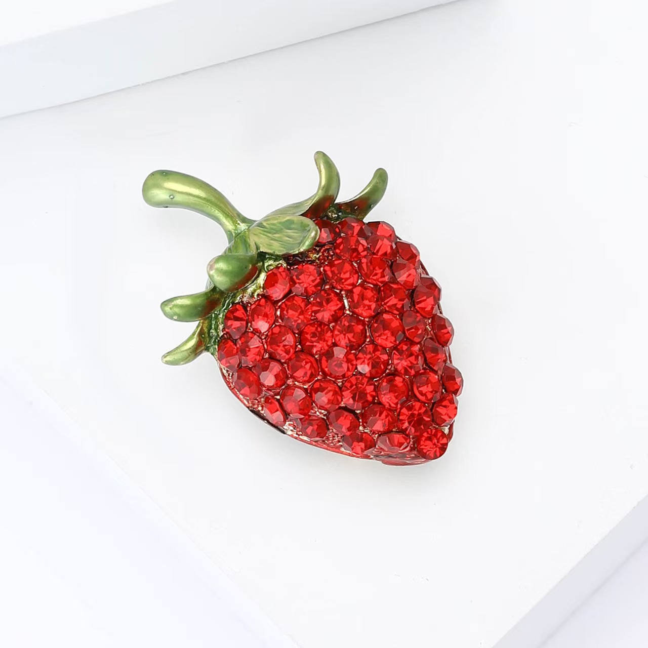 New creative and fashionable alloy rhinestone strawberry brooch, exquisite and versatile women's suit cardigan brooch accessory pic 2