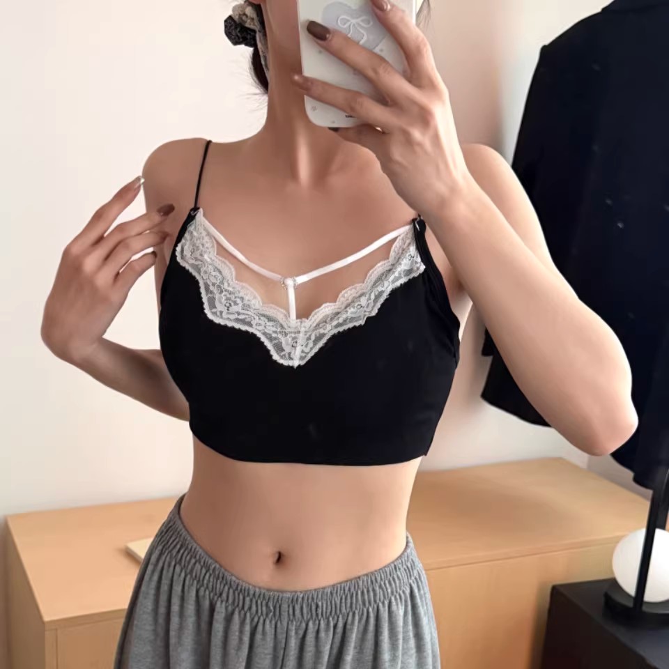 A new summer sexy lace-trimmed strappy top for women with a slimming back and a fixed chest cushion Application Scenario