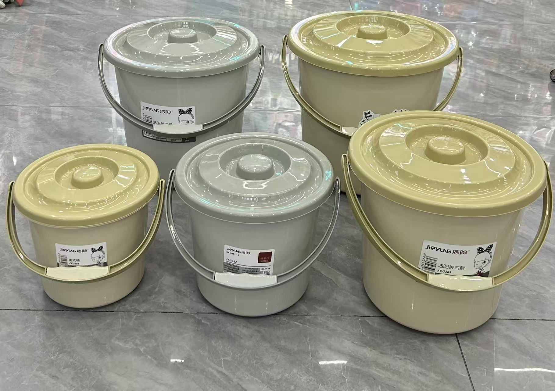 Portable plastic buckets, multi-purpose water buckets, picnic water buckets, plastic buckets in various sizes to choose from, covered water buckets, drinking water buckets wholesale Item Picture