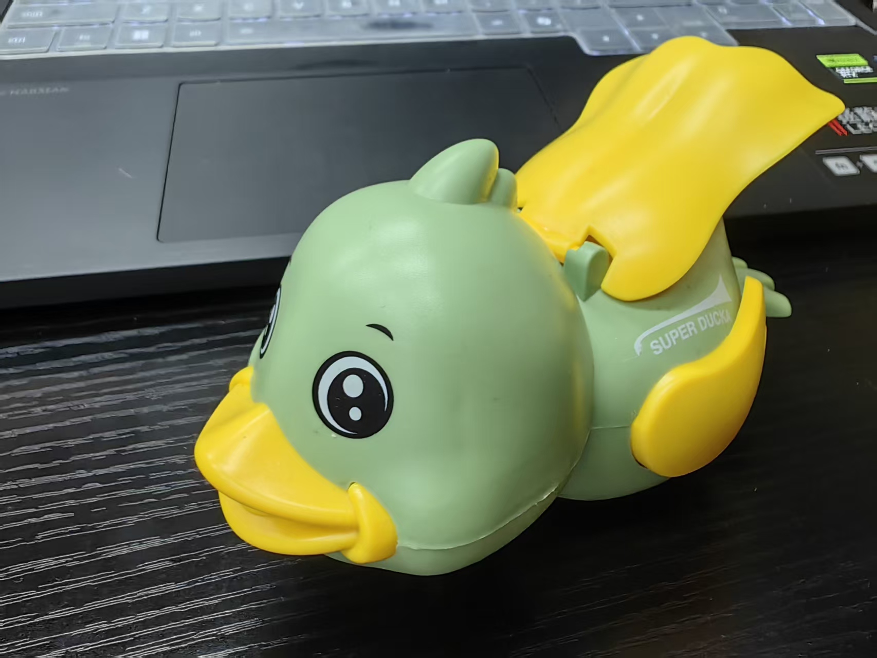 Colorful duckling toys, water guns, water play toys, water supplies, children's toys, water games, fun water gun decorations Specification drawing