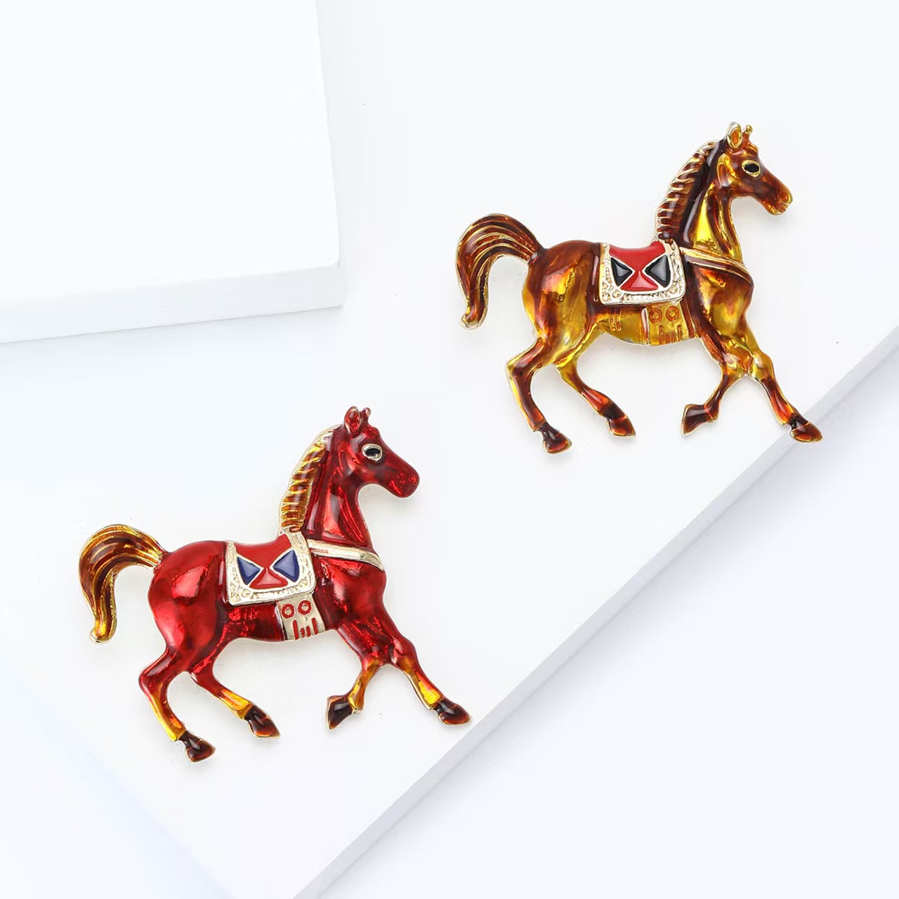 新跨境生肖个性时尚珐琅滴油马胸针配饰精致西装男女胸花饰品别针