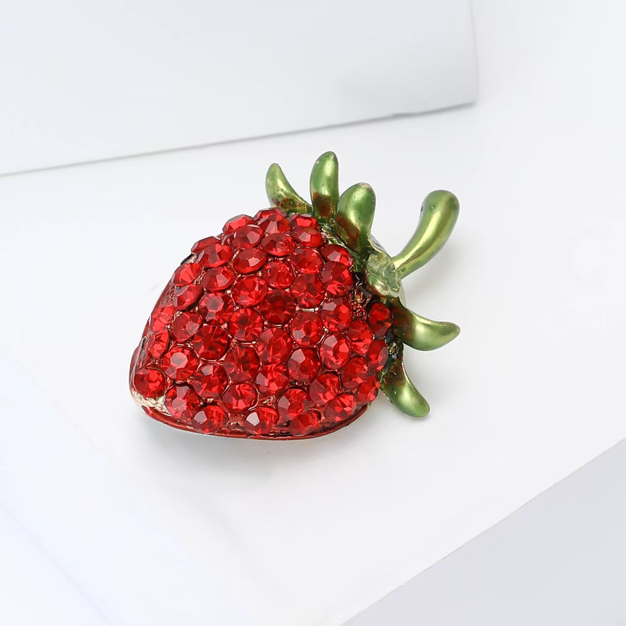 New creative and fashionable alloy rhinestone strawberry brooch, exquisite and versatile women's suit cardigan brooch accessory Specification image
