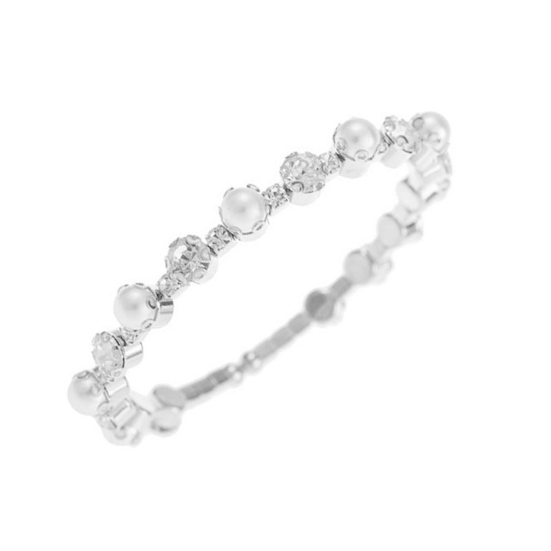 This is a popular, simple single-layer pearl water diamond open bracelet from Europe and America. It is a cross-border, light luxury, high-end, full diamond, shiny and elastic jewelry accessory Application Scenario