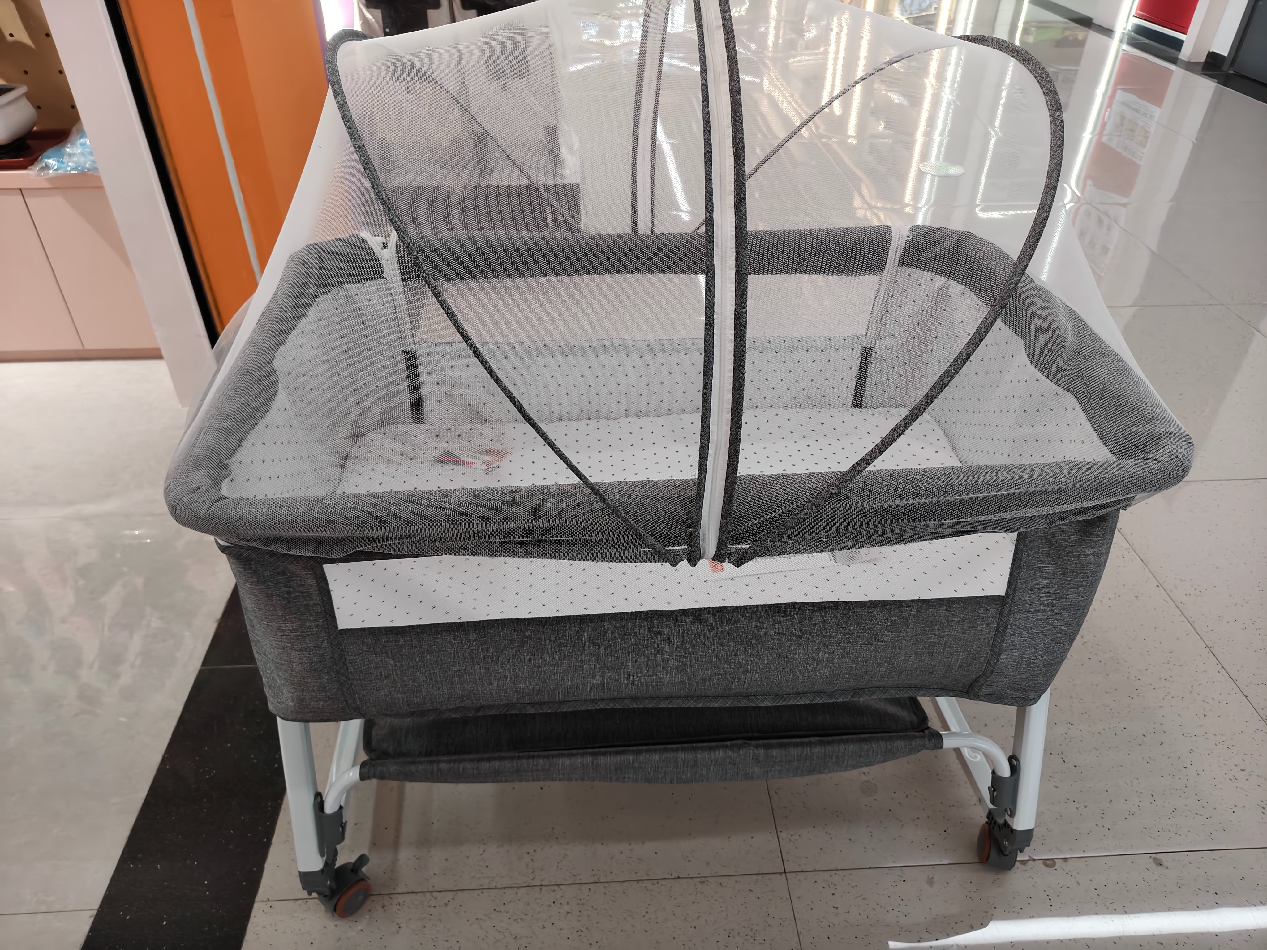 Junzai grey fabric baby cribs, children's beds, mosquito nets, mosquito repellent covers, baby sleep products are soft, breathable, safe and comfortable Application Scenario