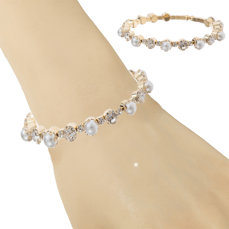 This is a popular, simple single-layer pearl water diamond open bracelet from Europe and America. It is a cross-border, light luxury, high-end, full diamond, shiny and elastic jewelry accessory details Picture