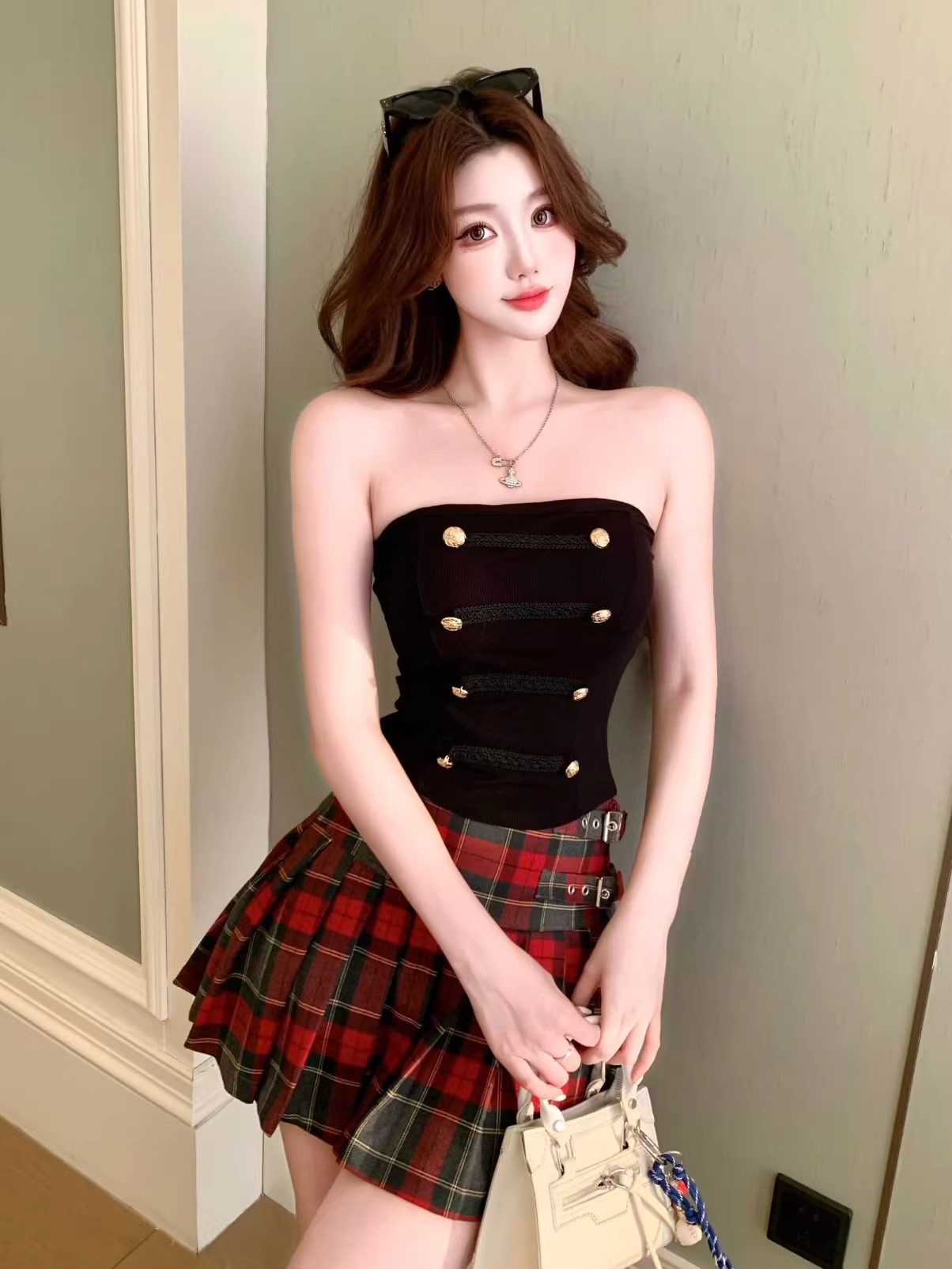 This is a new summer hot girl style double-breasted decoration, one-line silhouette, slimming and figure-hugging women's fixed bra with a versatile top pic 15