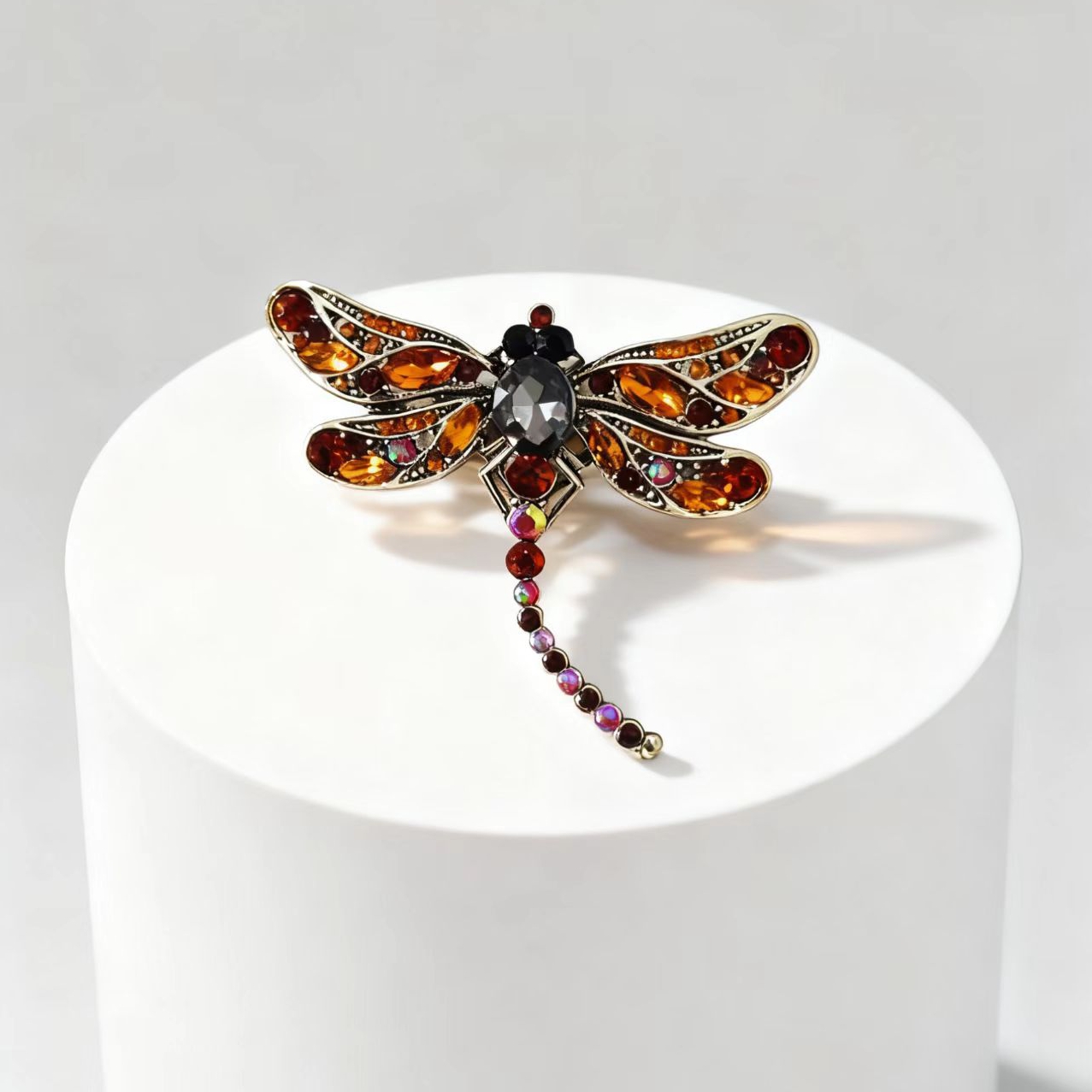 Dragonfly-shaped zinc alloy brooch accessories, kitten badge brooch accessory, exquisite craftsmanship brooch Application Scenario