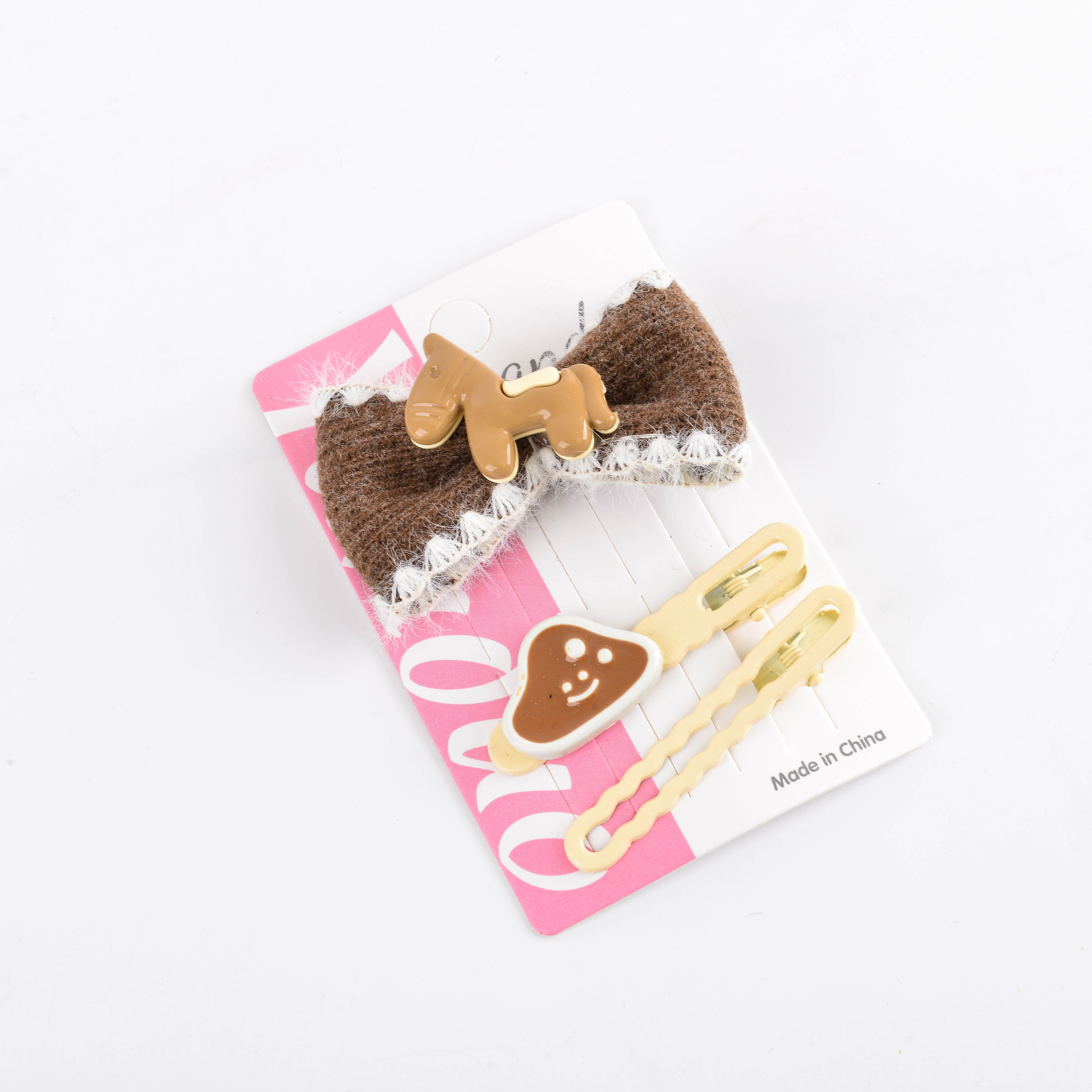 The new autumn and winter collection features a delicate and luxurious style with a bow hairpin and a plush high-end hair accessory, camellia details Picture