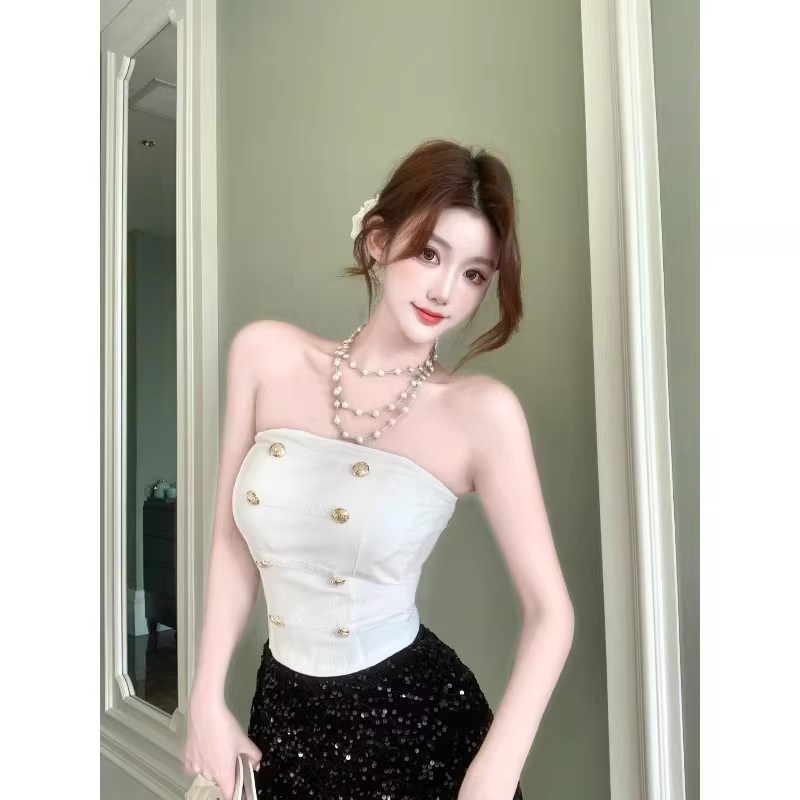 This is a new summer hot girl style double-breasted decoration, one-line silhouette, slimming and figure-hugging women's fixed bra with a versatile top Item Picture