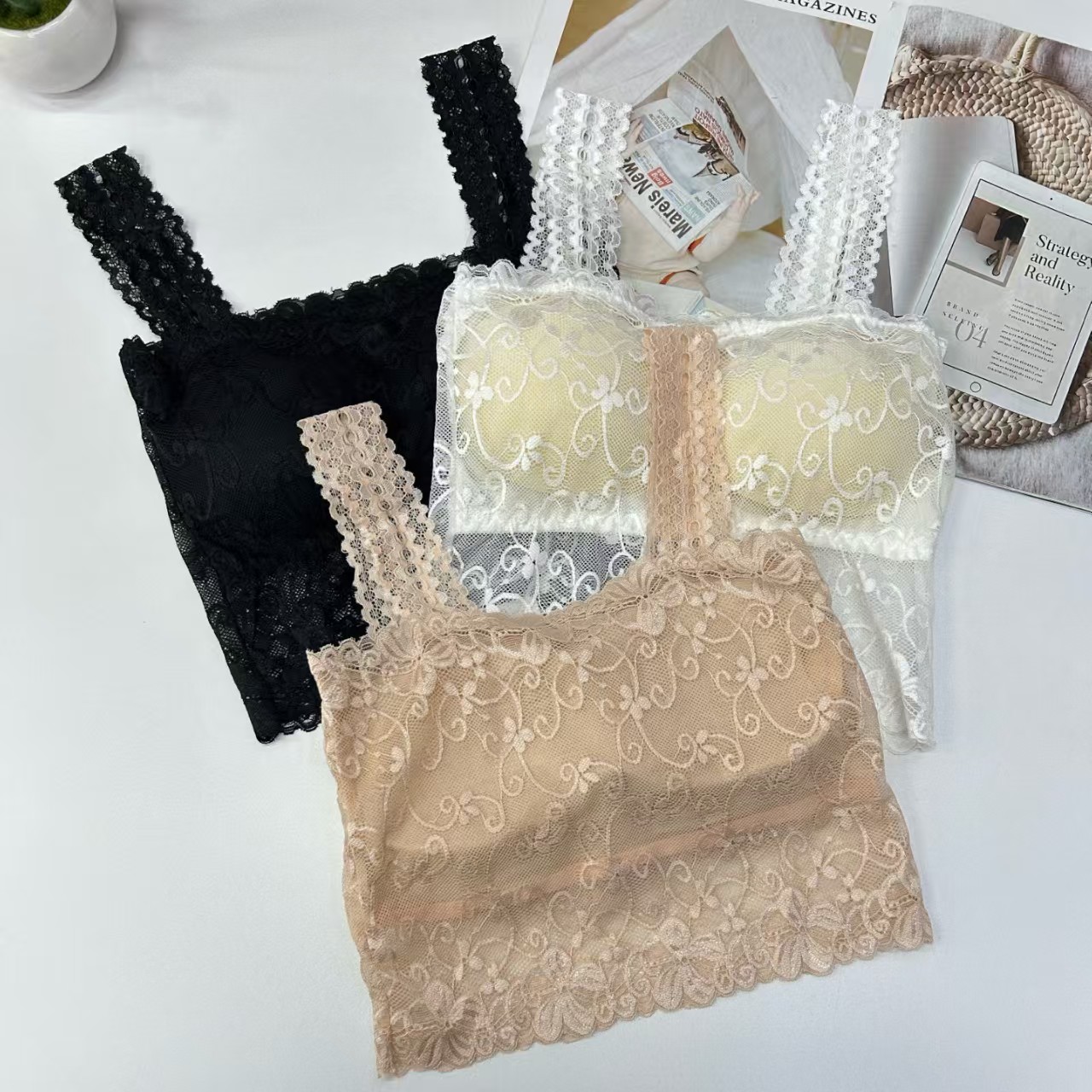 8801# Export to Africa and the Middle East, stock of beautiful back, romantic lace strapless women's innerwear with chest cushion, wide shoulder straps and halter straps QNI full figure