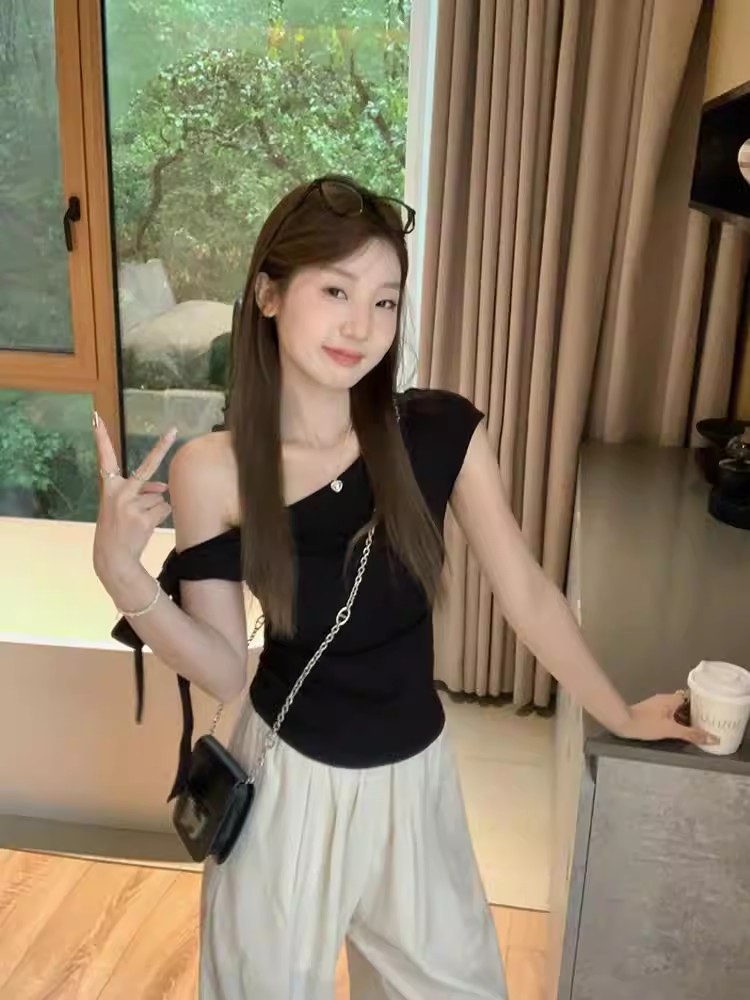 A chic and high-end bow tie off-the-shoulder T-shirt for women, a summer sexy and hot girl with a unique and beautiful design pic 7