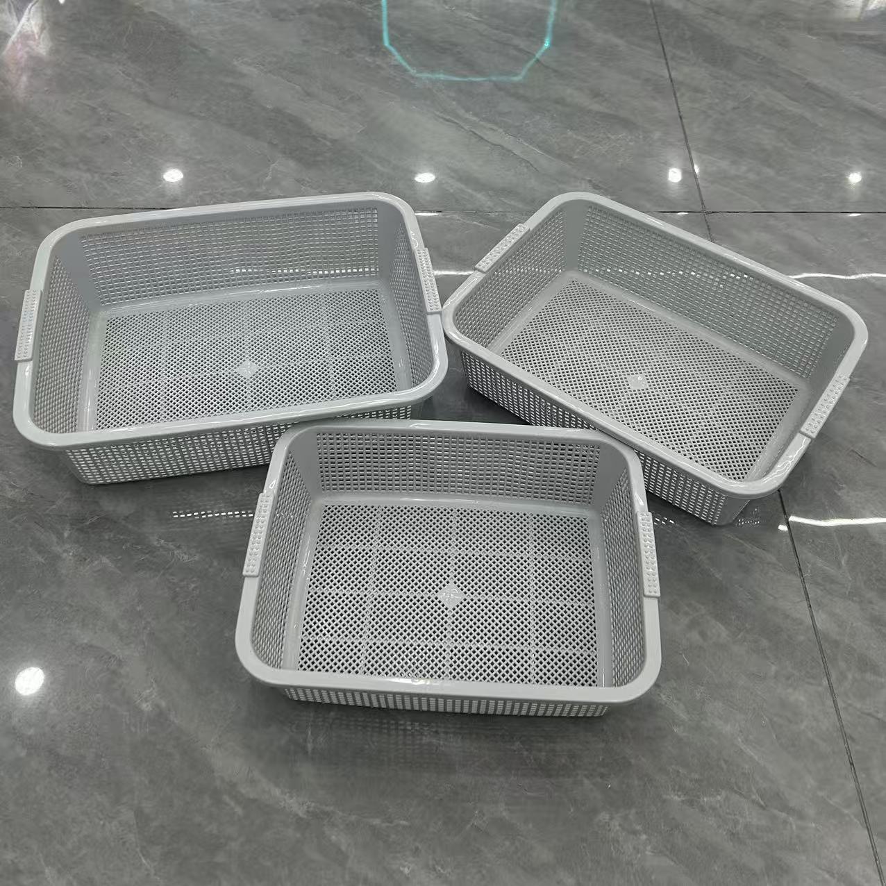长方形镂空沥水篮 多功能收纳筐 蔬菜水果洗漱用品通用整理篮耐用 PP 塑料沥水篮加固边缘设计 节省空间可叠放收纳方案