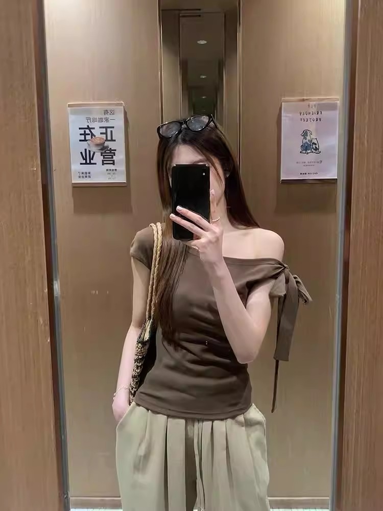 A chic and high-end bow tie off-the-shoulder T-shirt for women, a summer sexy and hot girl with a unique and beautiful design pic 10