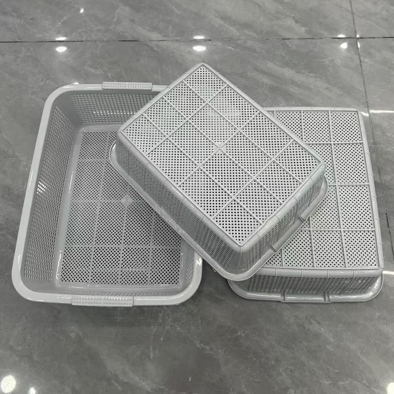 Rectangular hollowed-out draining basket, multi-functional storage basket, universal sorting basket for vegetables, fruits and toiletries, durable PP plastic draining basket, reinforced edge design to save space, stackable storage solution Application Scenario